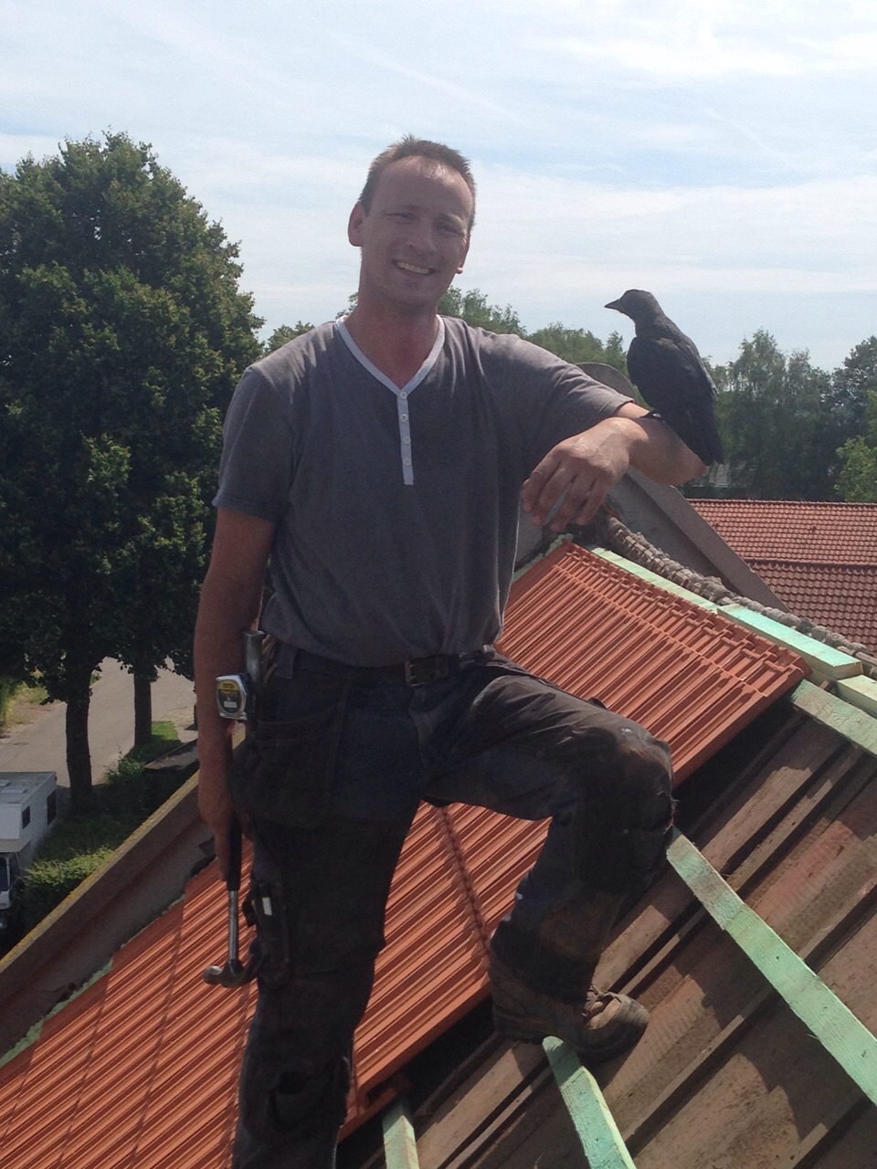 Dakdekker aan het werk